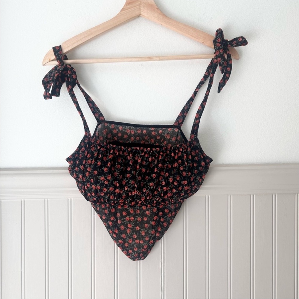 ⭐️ NEW Hollister gilly hicks Black and Red Floral Mesh Crop Top medium